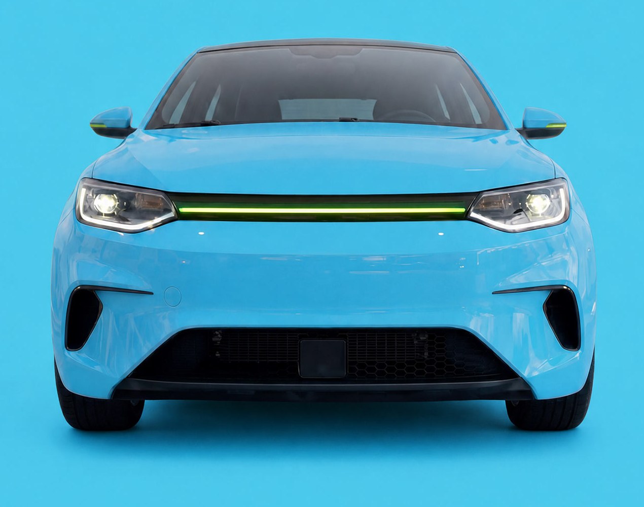 Een lichtblauwe auto recht van voren met een limegroene lichtstreep