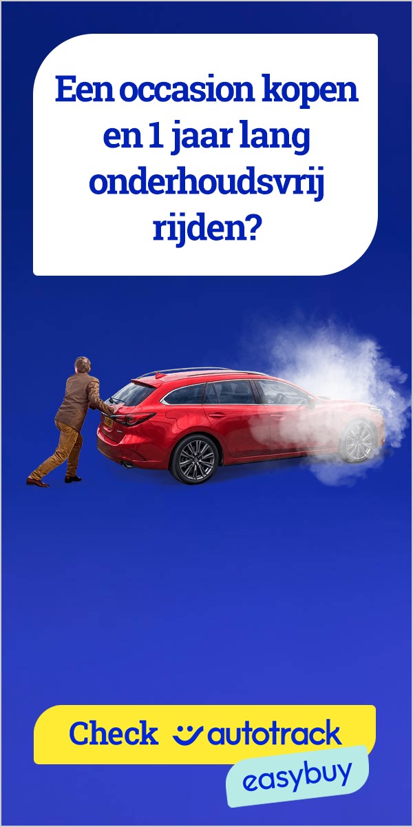 Een occasion kopen en 1 jaar lang onderhoudsvrij rijden? Man duwt een rokende rode auto