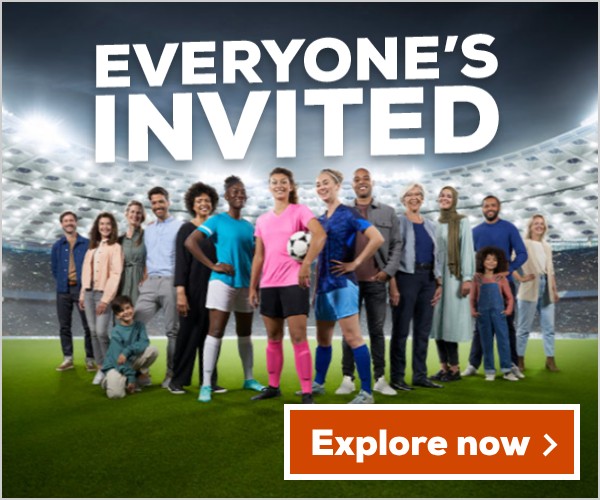 Frame 2: EVERYONE'S INVITED boven de groep supporters en speelsters