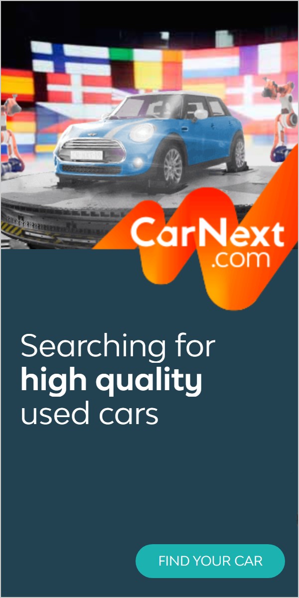 Searching for high quality used cars. Blauwe Mini op een draaischijf voor een muur van vlaggen