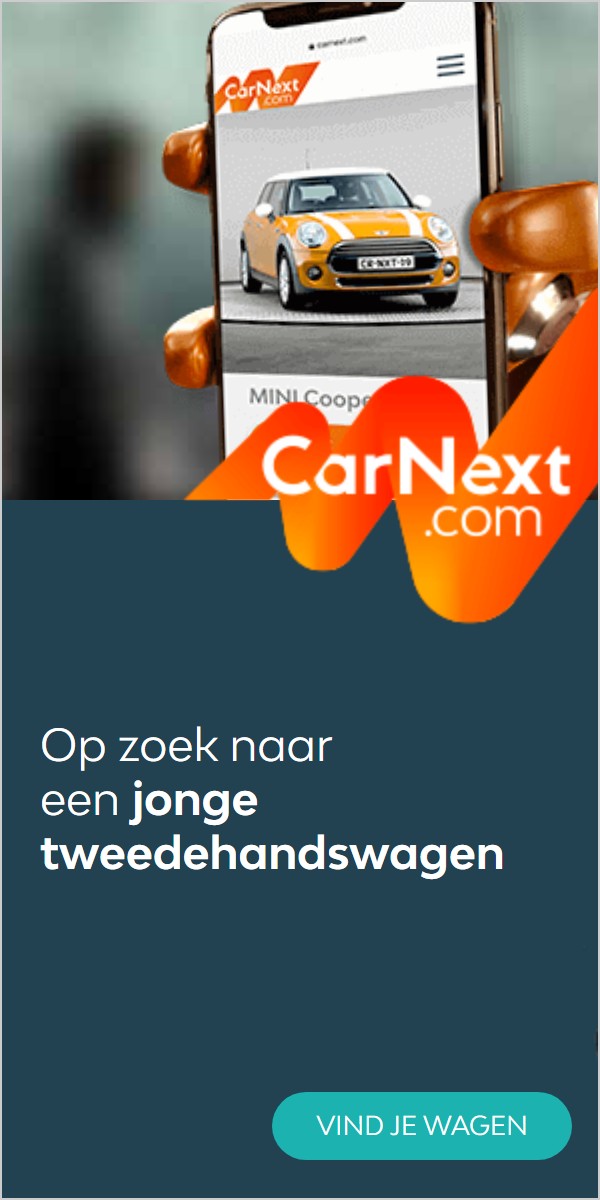 Op zoek naar een jonge tweedehandswagen. Robothanden houden een telefoon vast