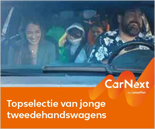 Lachende familie in de auto: Topselectie van jonge tweedehandswagens