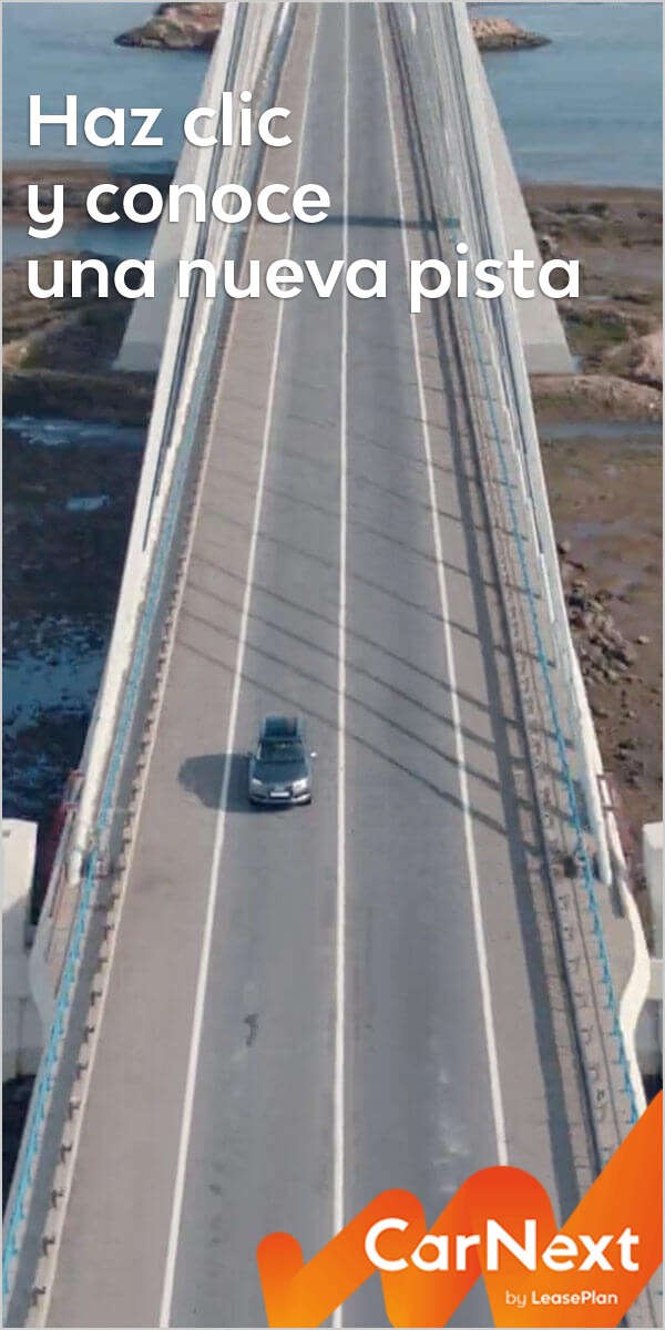 Haz clic y conoce una nueva pista, auto op een brug