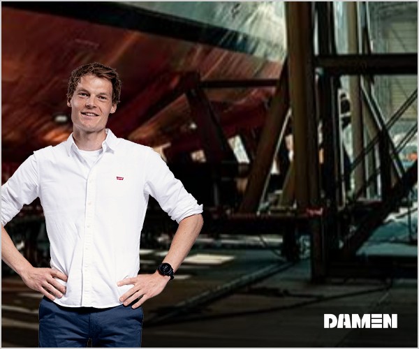 Frame 1: engineer in wit overhemd voor een romp in aanbouw
