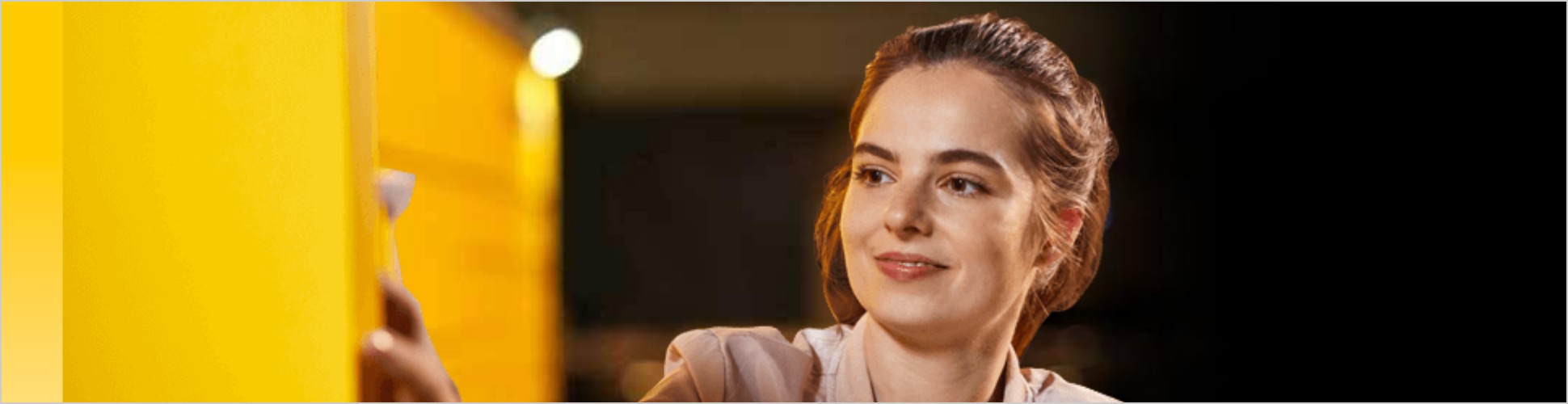 Frame 1: close-up van de vrouw bij de pakketautomaat