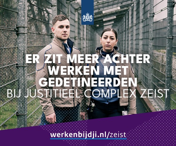 Het tweede beeld: twee collega's bij een hek