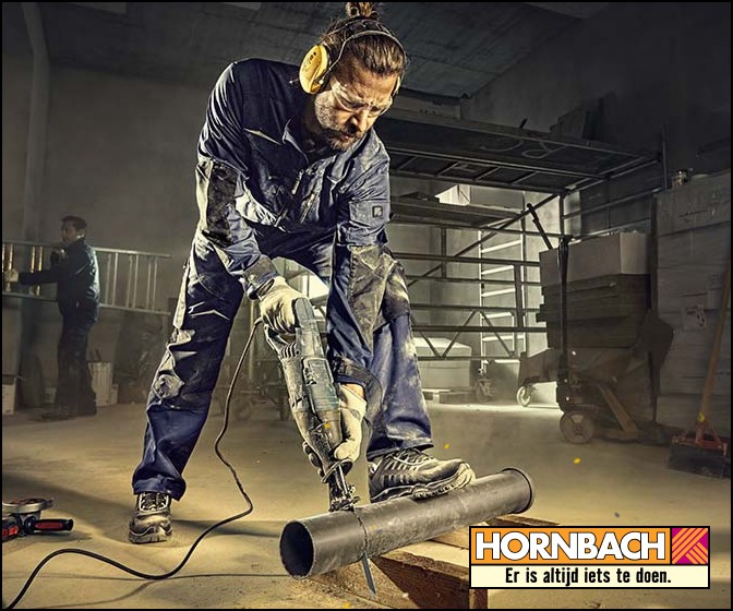 Frame 1: de werkplaatsfoto met vonken uit de zaagsnede