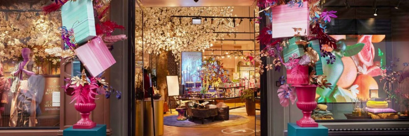 Winkelentree vol bloemen en cadeaus