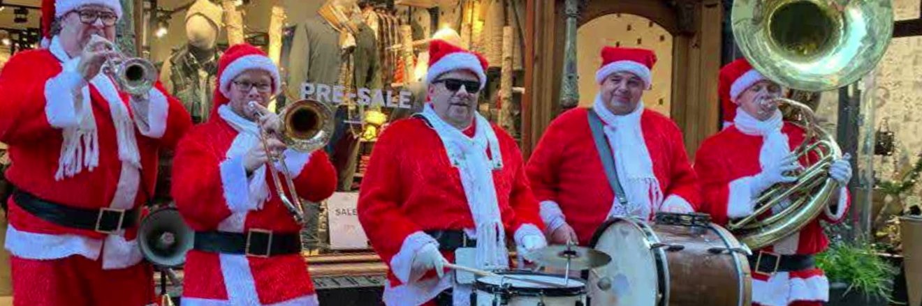 Kerstmannen met blaasinstrumenten