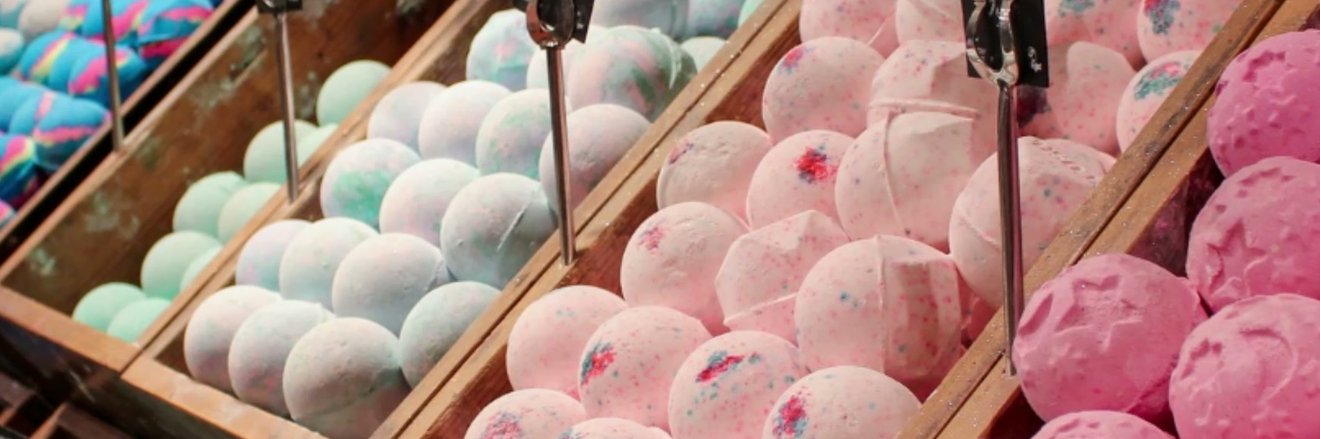 Bruisballen in houten bakken