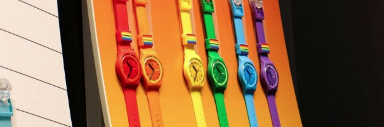 Gekleurde horloges op een rij
