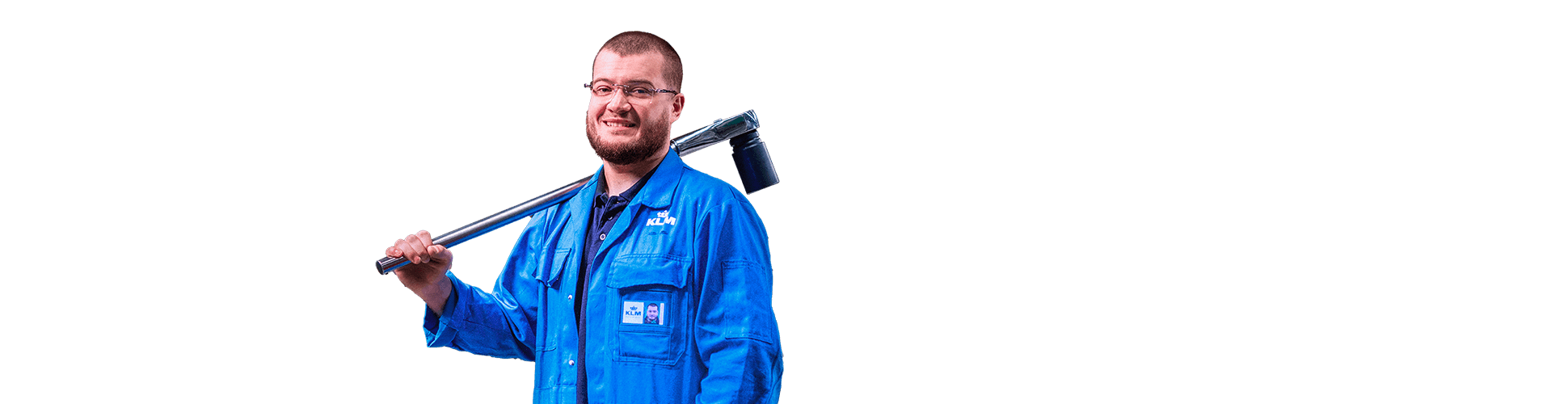 Monteur in blauwe KLM-overall met een grote moersleutel op zijn schouder