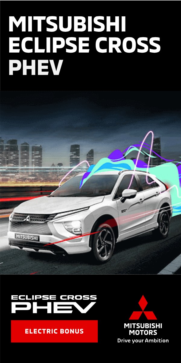 Mitsubishi Eclipse Cross PHEV, auto op de snelweg met gekleurde lichtgolven