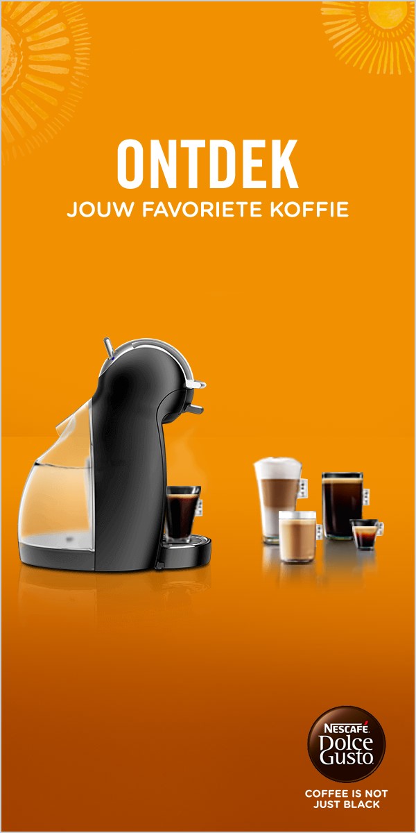 Vier kopjes koffie naast de machine