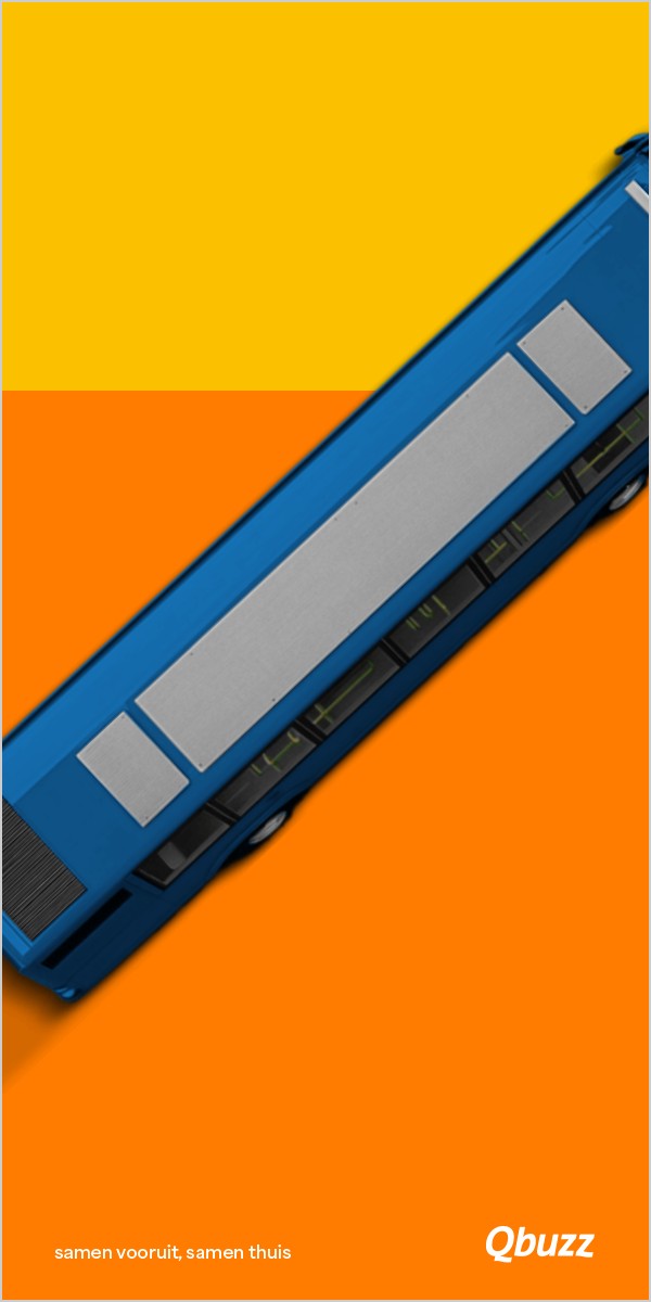 Een blauwe bus rijdt schuin door het oranje