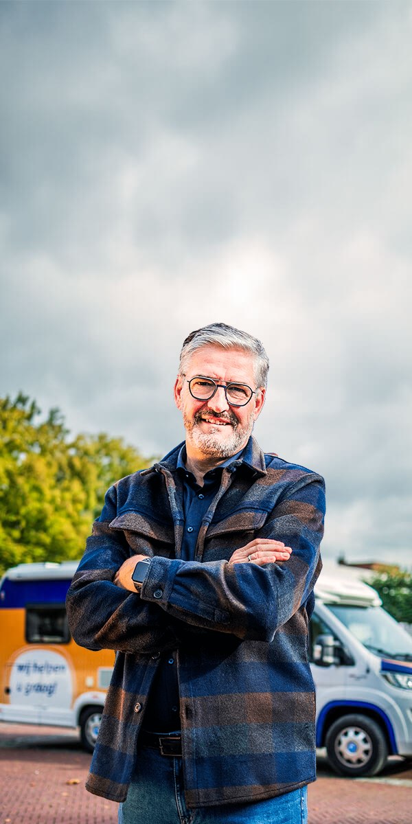 Rob met de armen over elkaar voor een bus