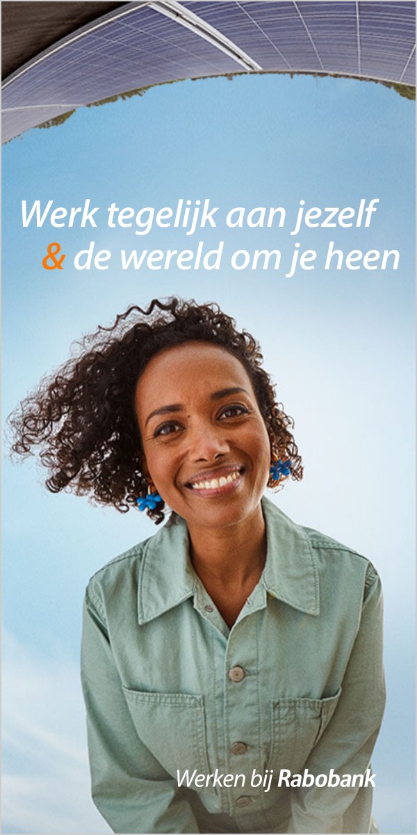 Groothoekportret onder zonnepanelen met de kop Werk tegelijk aan jezelf & de wereld om je heen