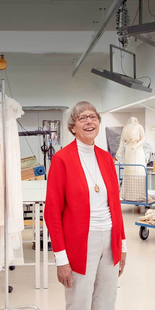 Marijke Aalders in het restauratieatelier voor textiel