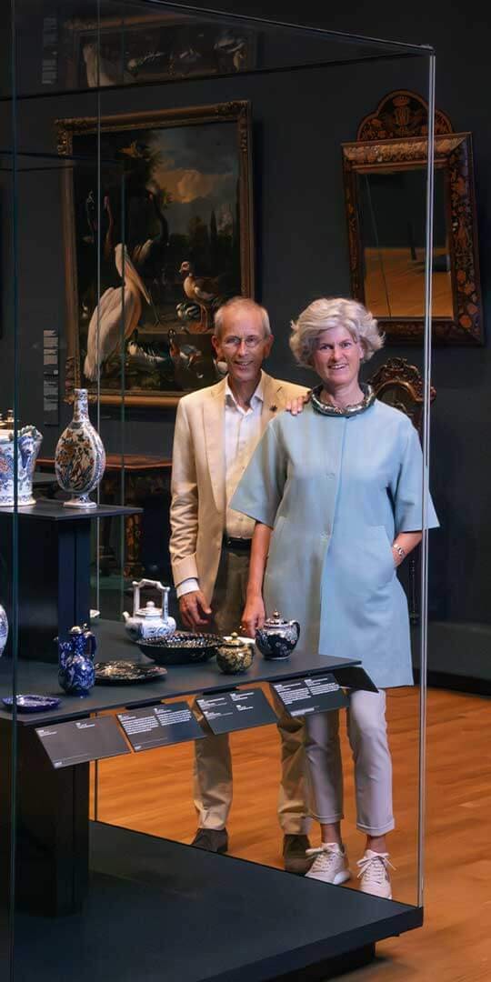 Monique en Bas in de zaal met Delfts blauw