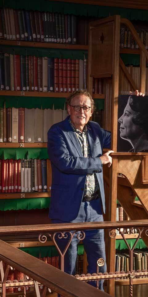 Vincent Mentzel in de bibliotheek van het Rijksmuseum