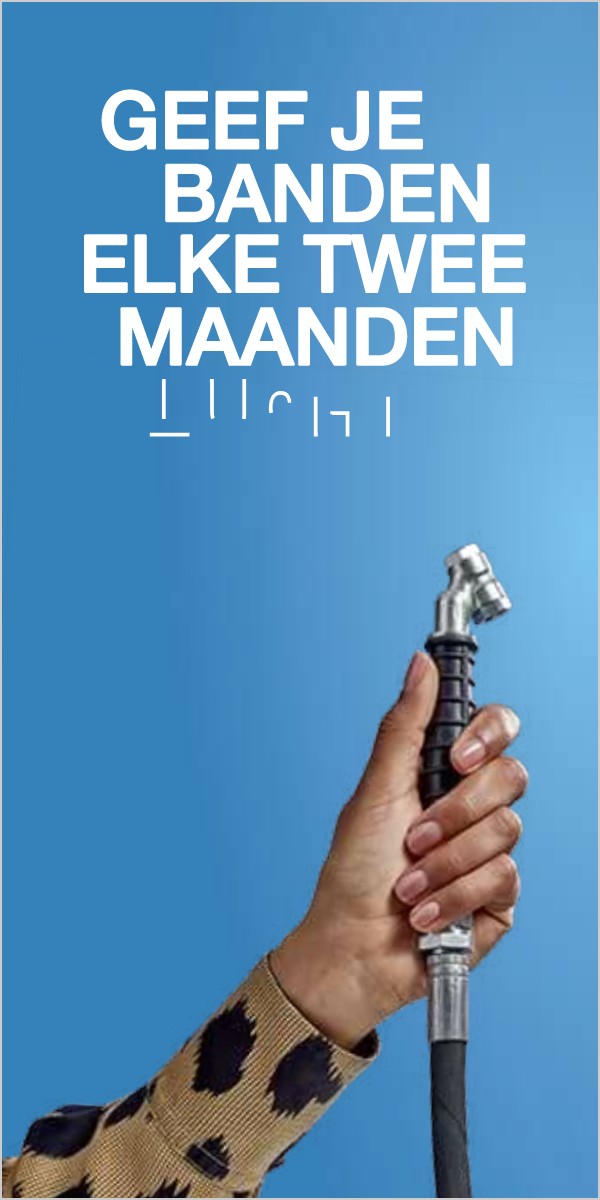 Hand met bandenpomp op een blauwe lucht