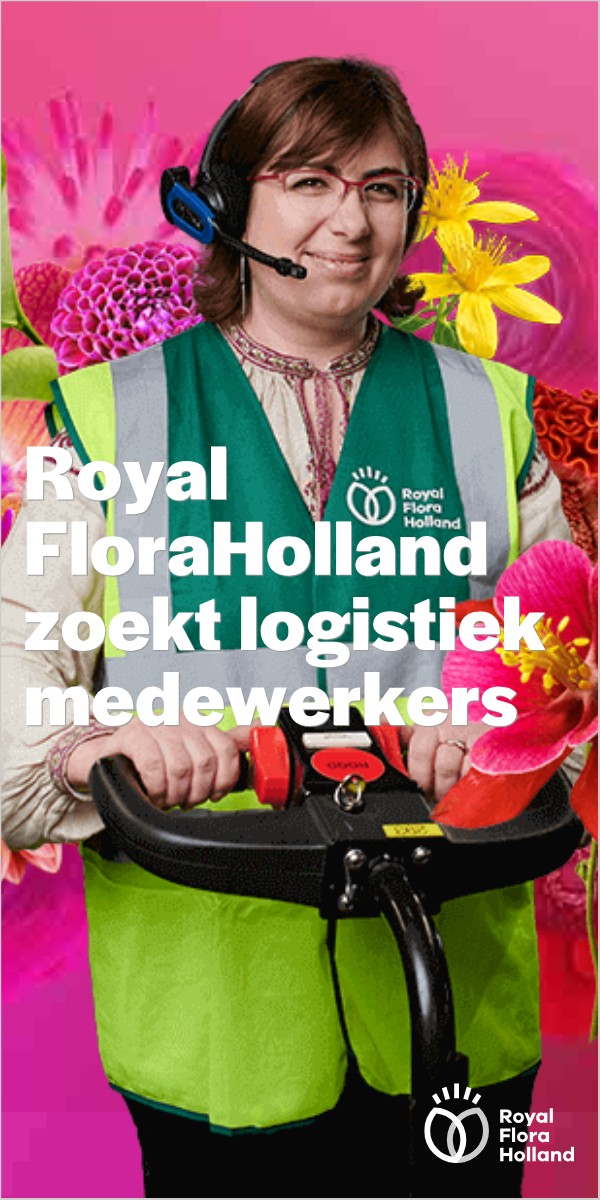 Medewerker op een kar tussen roze bloemen, met de kop Royal FloraHolland zoekt logistiek medewerkers