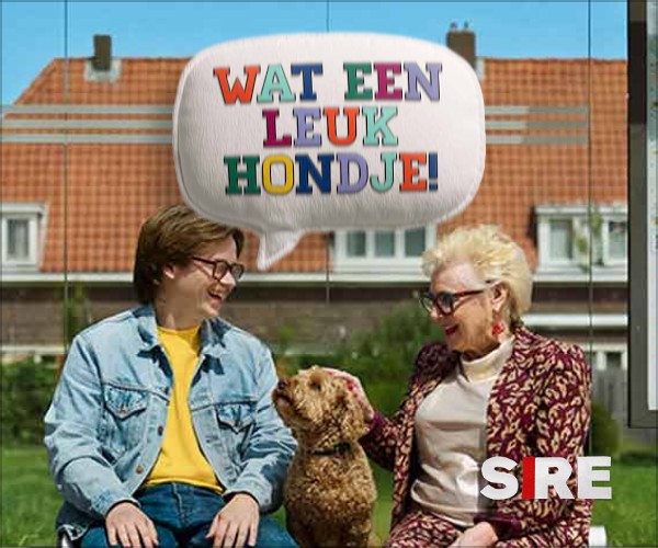 Frame 2: de foto bij de bushalte schuift onder de ballon