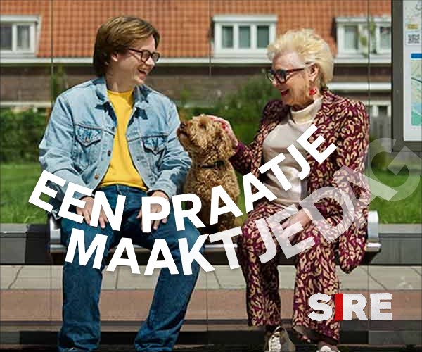 Frame 3: de letters van Een praatje maakt je dag vallen in een boog over de foto