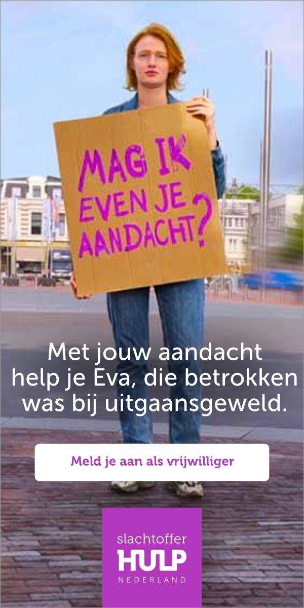 Eva met haar bord op een plein