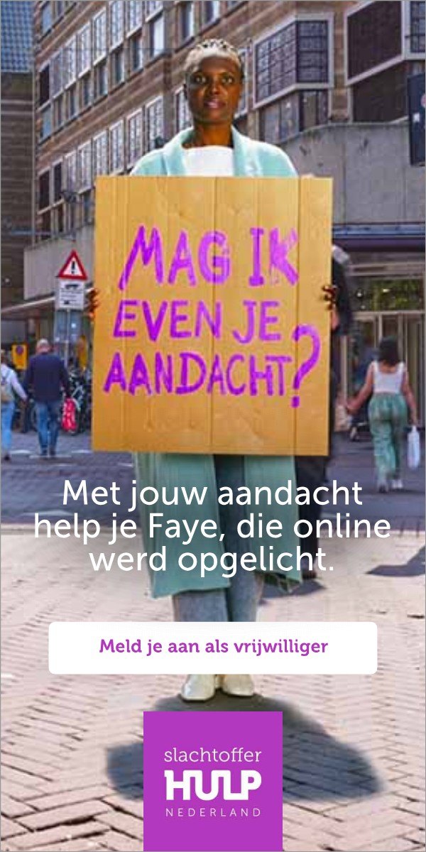Faye met haar bord in een winkelstraat