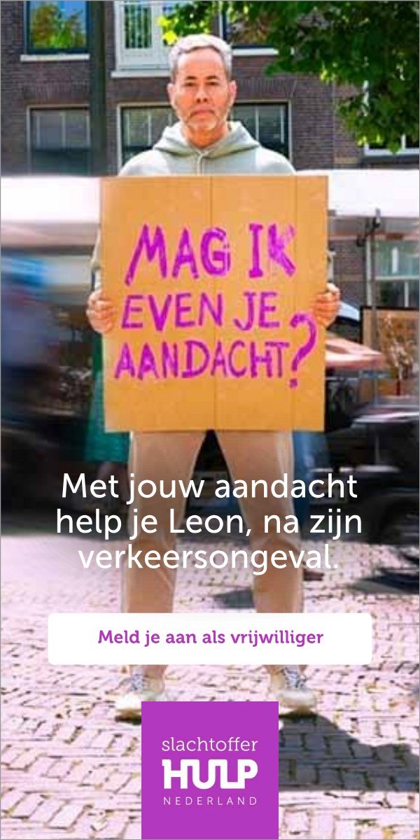 Leon met zijn bord op de markt