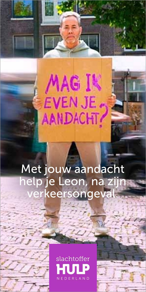 Leon met zijn bord, nog zonder knop