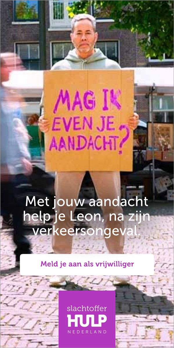 Een voorbijganger loopt onscherp langs