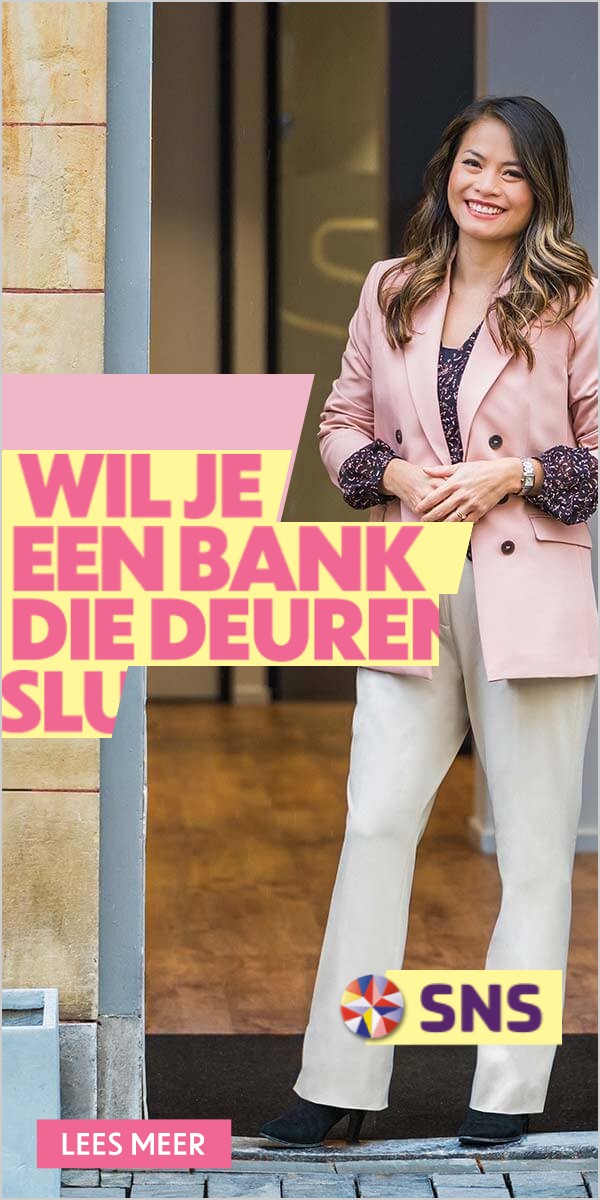 Vrouw in roze colbert voor een deur, de vraag begint binnen te schuiven