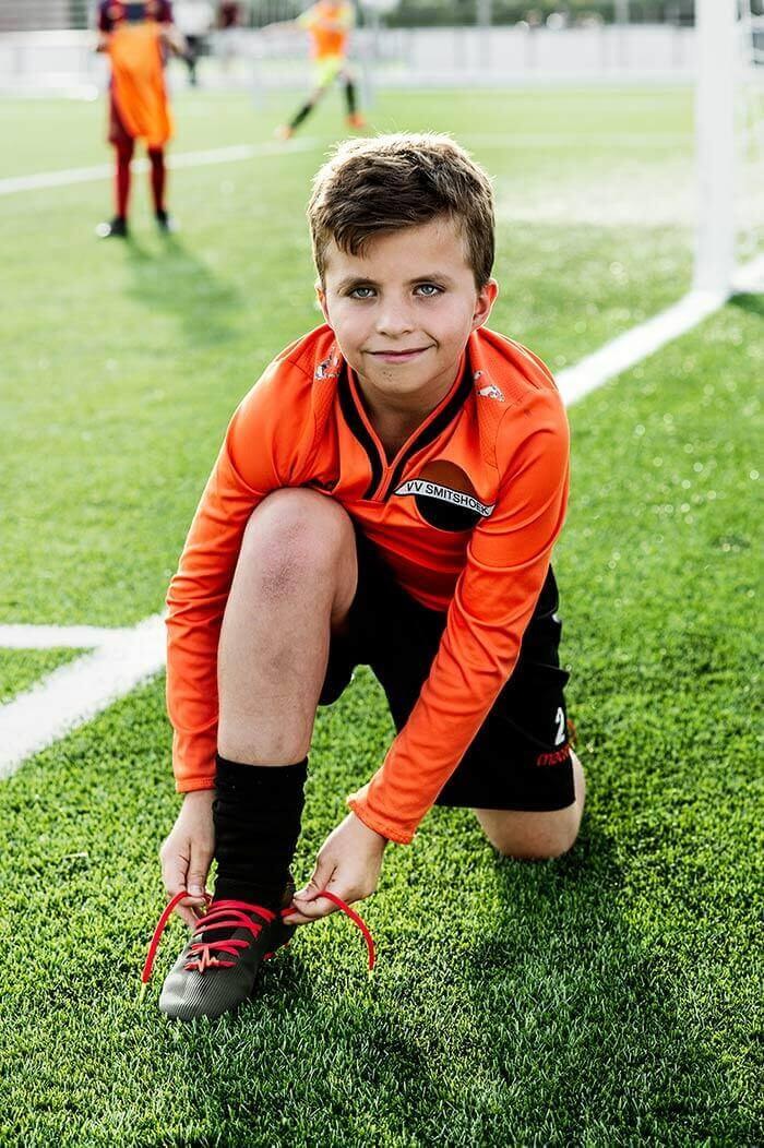 Bart strikt zijn rode veter op het voetbalveld