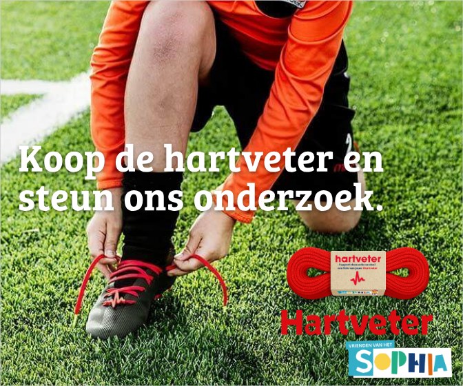 Inzoomen op de handen en de rode veter