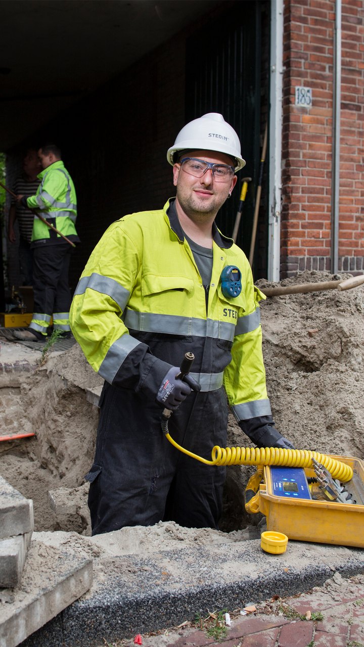Technicus in de put met de gele gasslang