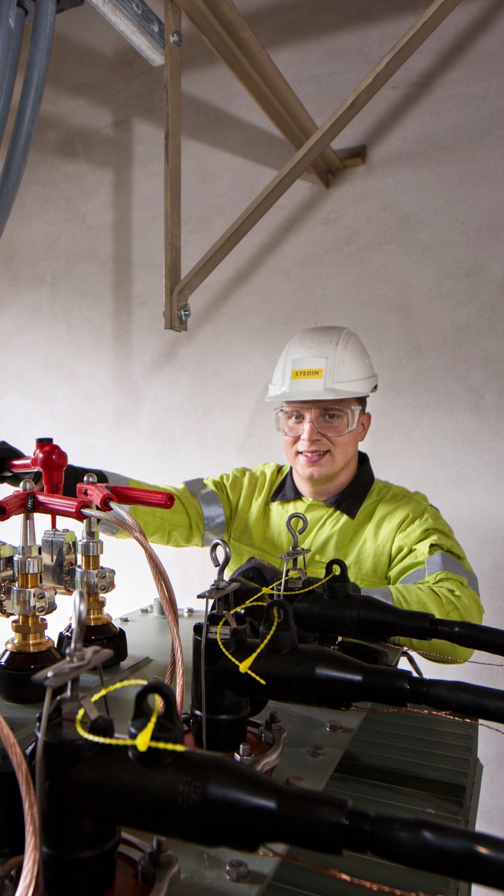 Technicus aan de kabelkoppelingen