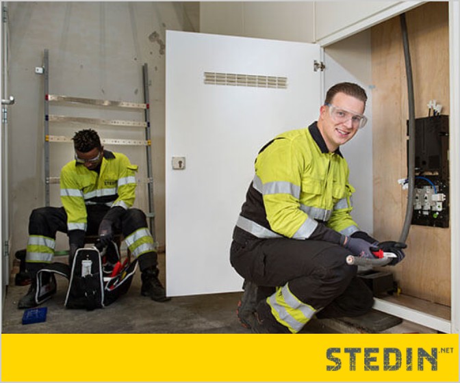 Twee technici bij een meterkast
