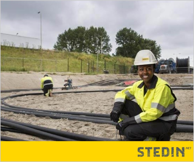 Technicus gehurkt tussen de kabels