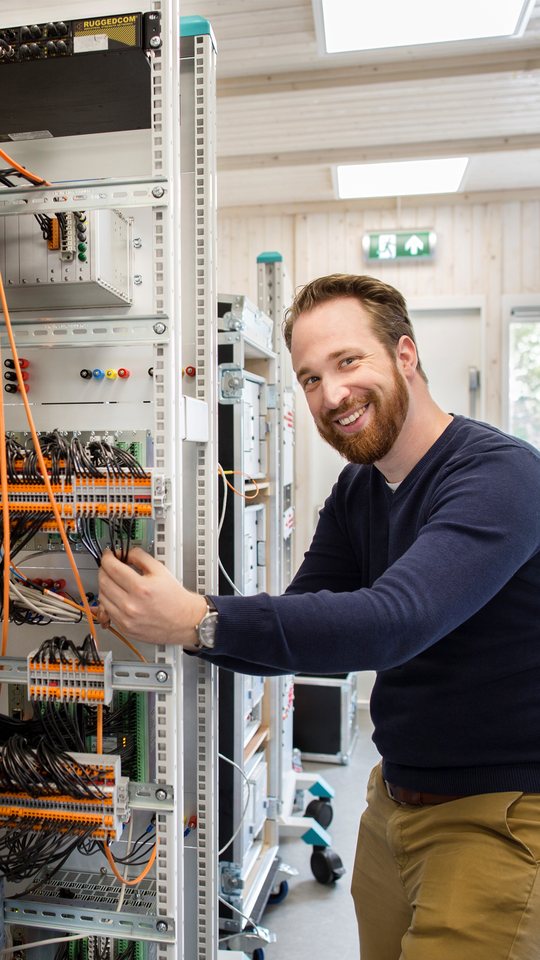 Engineer bij de schakelkast