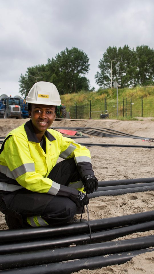 Technicus tussen de kabels