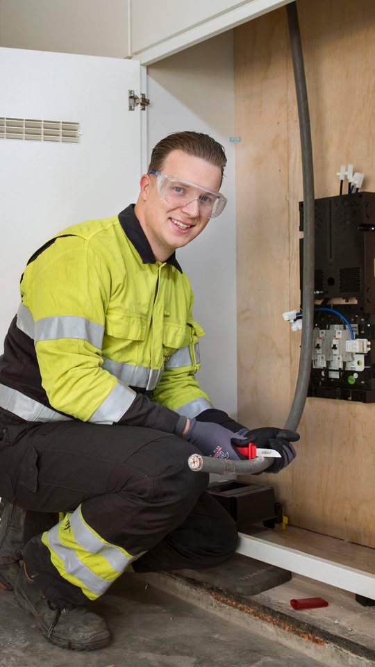 Technicus bij de meterkast