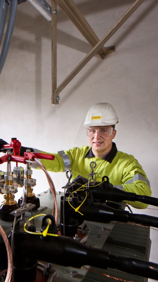 Technicus aan de kabelkoppelingen