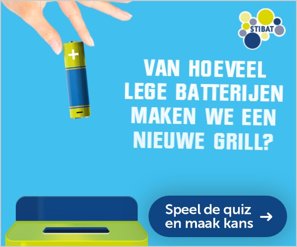 Een hand met een batterij schuift in beeld