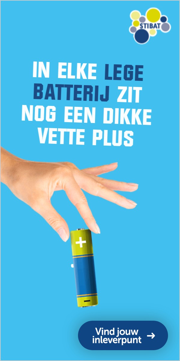 Een hand houdt een batterij vast naast de kop