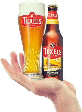 Hand met een glas en een fles Texels Skuumkoppe