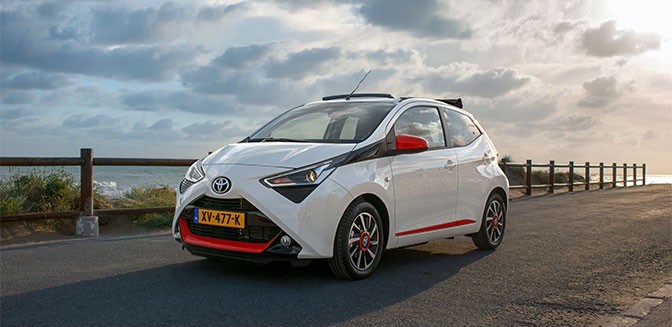 Witte Aygo aan de kust