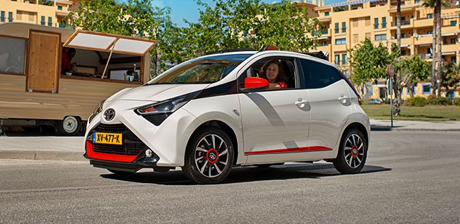 Aygo bij een foodtruck