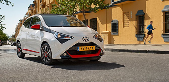 Aygo voor een oker gevel